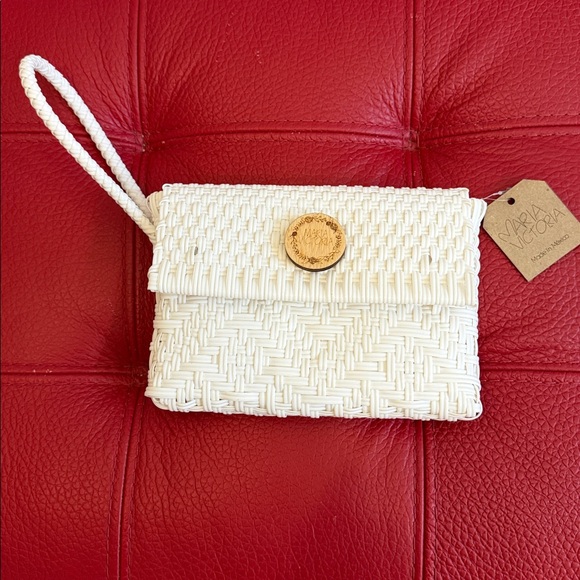 Maria Victory Handbags - BNWT Maria Victoria Mono White Carlota Plastic Woven Straw Wristlet Clutch
